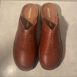 Clarks 9.5M slip-on shoes